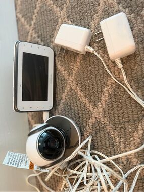 Motorola MBP85 Connect Video Baby Monitor – Camera, Parent Monitor & Chargers